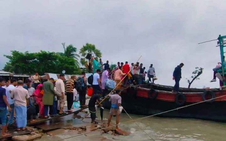 সি-ট্রাক বন্ধ করলেও বিআইডব্লিউটিএ কর্মকর্তার উপস্থিতিতে চলছে ট্রলার